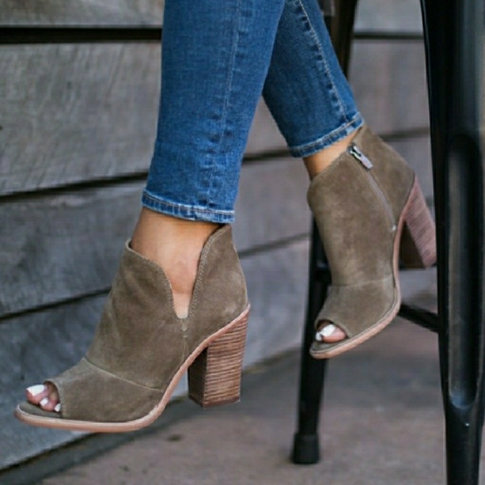 VINCE CAMUTO KATLEEN SUEDE BOOTIE 9.5